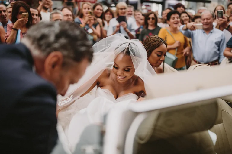 la novia de la boda católica en sevilla llega a la iglesia